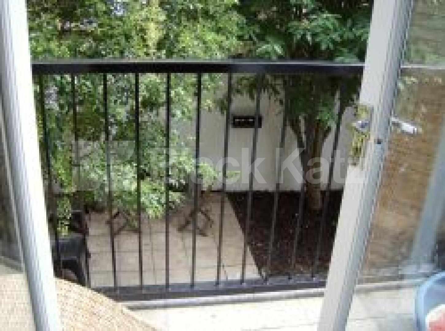 			NEW INSTRUCTION, 4 Bedroom, 1 bath, 1 reception Mews House			 Vestry Mews, Camberwell